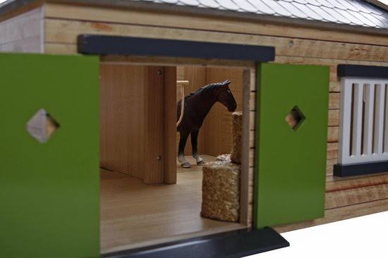 1-24 Scale Horse Stable with 4 Box Storage & Wash Box E28671